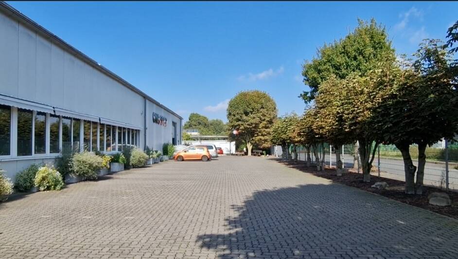 Geldern: Vermietete Gewerbehalle mit hochwertigem Einfamilienhaus