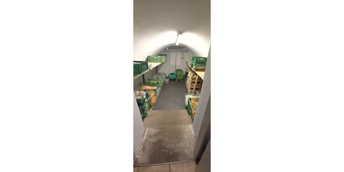 Gewerbliche Räume mit Schaufenster, Kühlhaus, WC zimmer