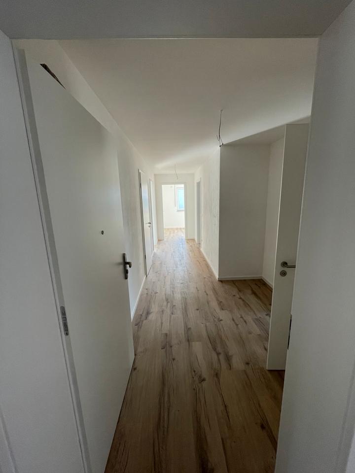 Neubau-Erdgeschoßwohnung Erstbezug inkl. Garage und Garten
