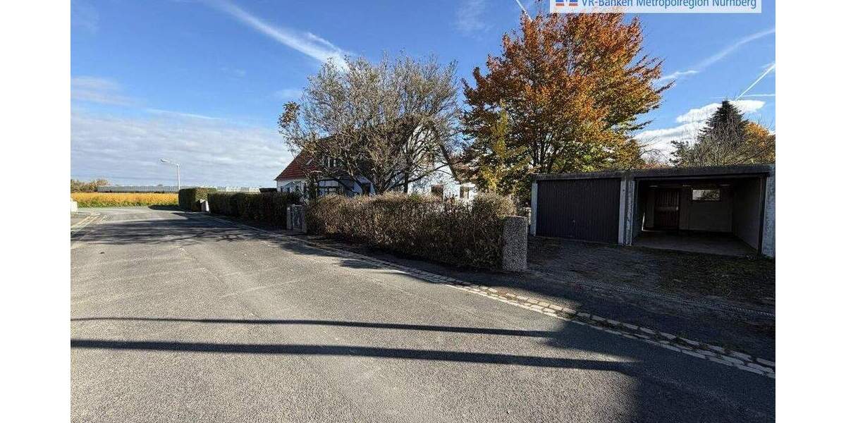 Sanierungsbedürftige Doppelhaushälfte mit 2 Garagen und großem Garten 5 zimmer