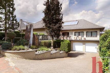Freistehendes, großes Zweifamilienhaus in Kroge