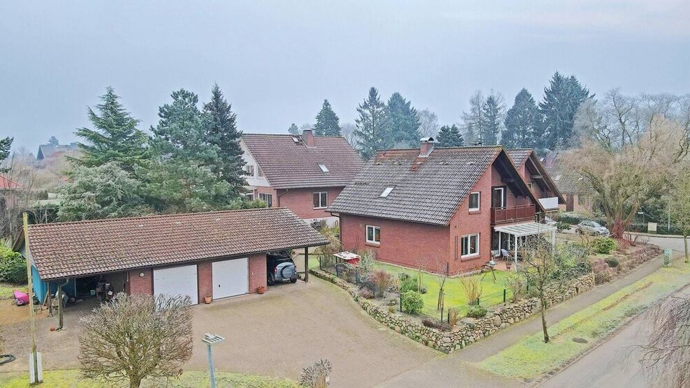 Familienfreundliche Doppelhaushälfte mit Kamin, Garage und Carport