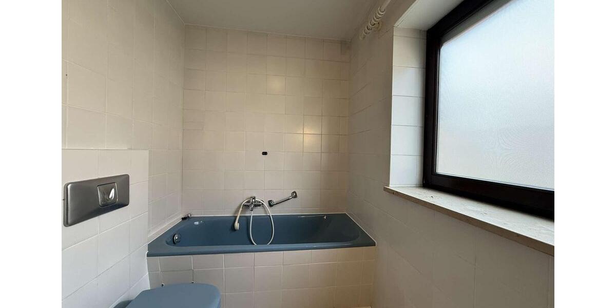 Großz. DHH beste Lage, ca. 130 m² Wfl., 5 Zi., Bj. 1983, Kanal nur 50 m entfernt, Garage + Carport ! 5 zimmer