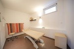 Nur 20 Minuten von Würzburg in Arnstein: Hochwertige Physiopraxis & vermietete 4-Zimmer-DG-Wohnung - Gewerbeobjekt Würzburg Würzburg | Angebot:26670132