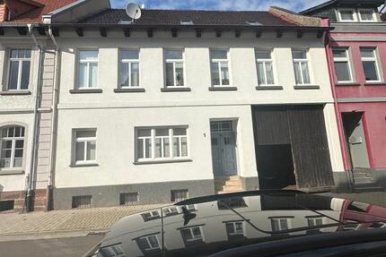 Modernisiertes Mehrfamilienhaus mit Innenhof und Garage 6 zimmer