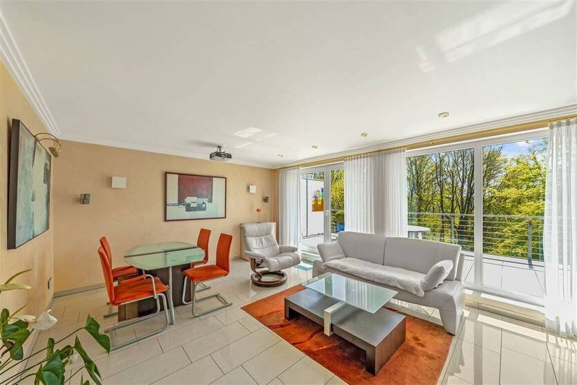 Hochwertige Penthouse-Wohnung mit großem Balkon und Kfz-Stellplätzen 3 zimmer