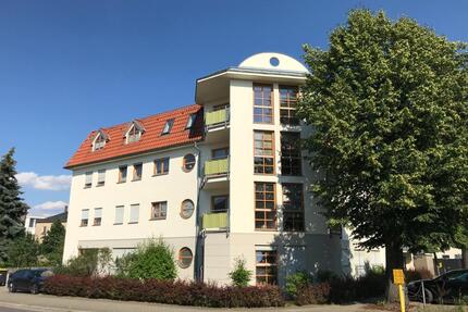 Schicke 2-R-Whg. im Dachgeschoss mit Balkon !! Tageslichtbad mit Wanne + Dusche + Stellplatz PKW