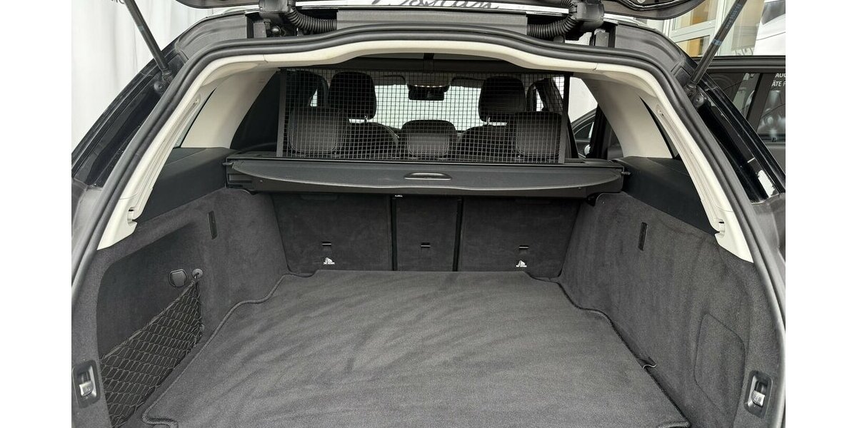 Mercedes-Benz C 180 AVANTGARDE/BURMESTER/KAMERA/HEAD UP/LEDER 72.347 km 23.900 &euro; Villingen-Schwenningen 78054