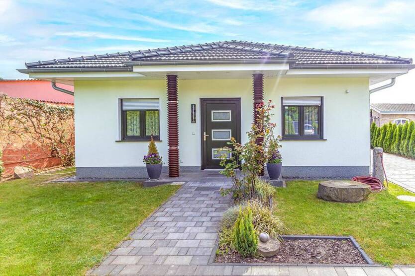 Neuwertiger EFH-Bungalow in Zehdenick: Bj.2018, 3 Zi.,Bad, Fußb.hzg, Kaminofen, Garage, 925 m² Grdst