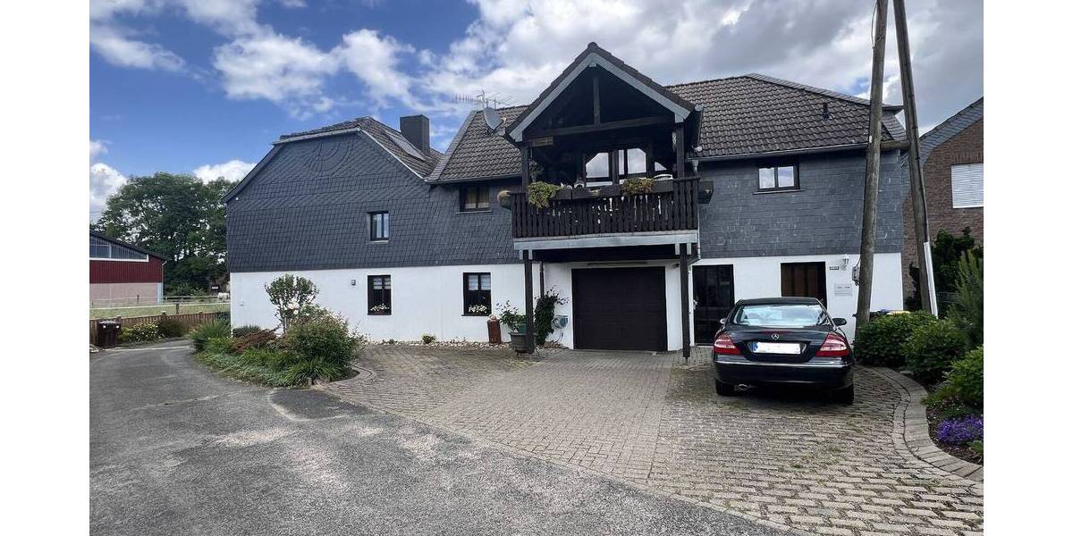 Uriges Wohnhaus mit gemütlichem Innenhof und Einliegerwohnung in 41179 MG-Rheindahlen 8 zimmer