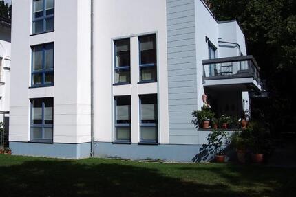 Wunderschöne, großzügige Wohnung mit zwei vollwertigen Bädern, zwei Balkonen, Tiefgaragenstellplatz und Kellerraum 4 zimmer