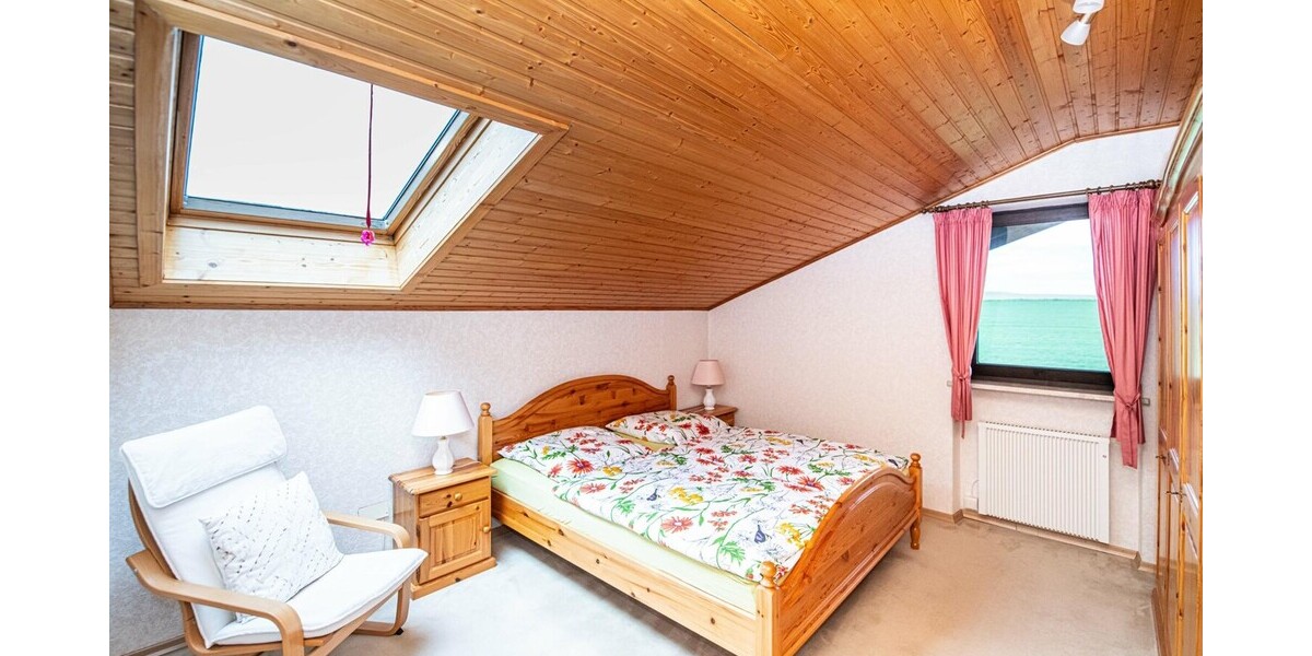 Gepflegtes Dachgeschoss mit Blick ins Grüne und Wohlfühlambiente - Dachgeschoßwohnung Neukirchen beim Heiligen Blut | Angebot:26770275