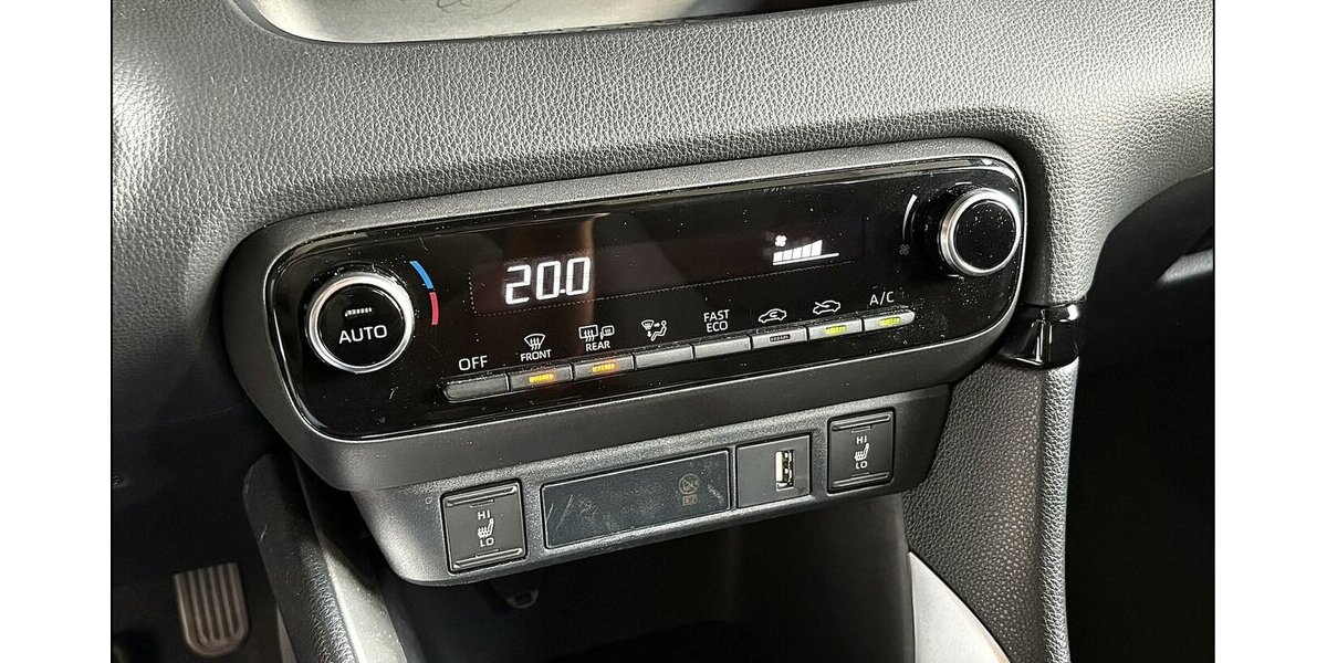 Toyota Yaris Hybrid Basis ACC LED MultiInfo Assist 1.Hd 5.000 km 20.499 &euro; Stade 21682