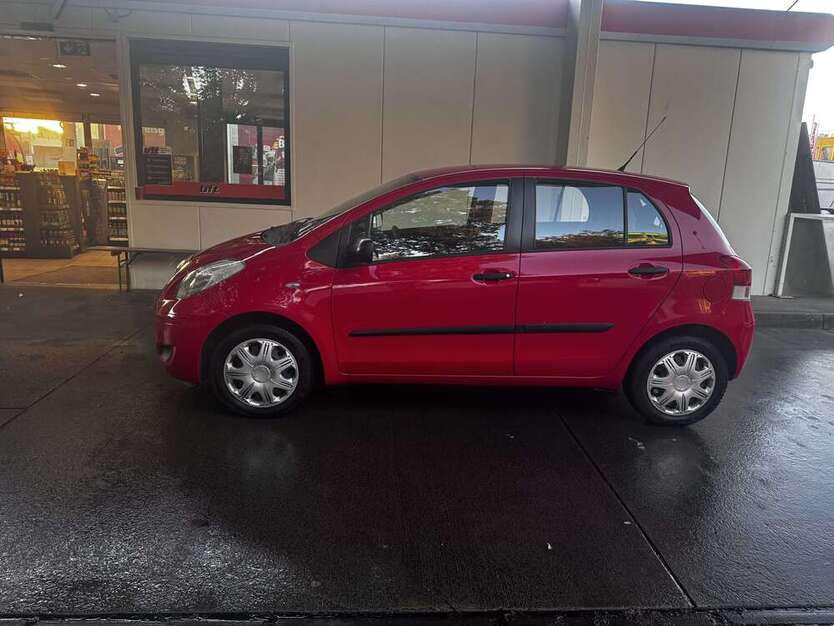 Toyota Yaris 101.500 km 2.700 € Berlin 13355