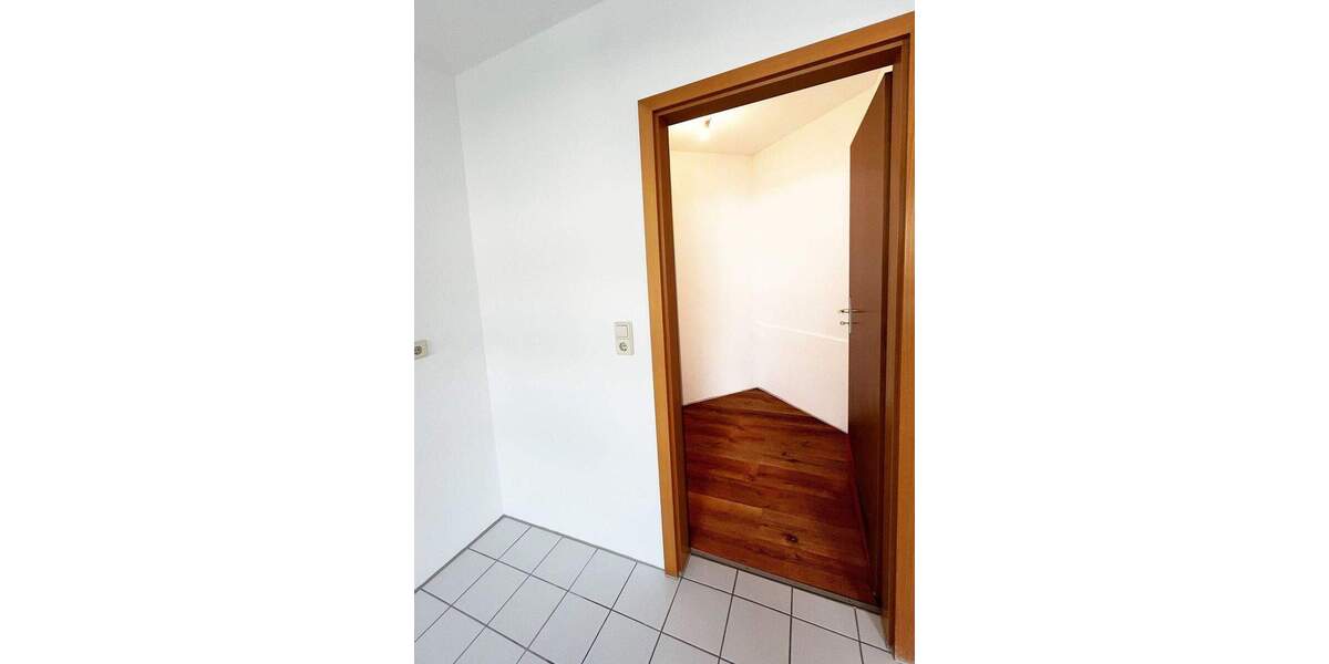 Top- modernisierte Dachgeschosswohnung mit zwei Balkonen und Tiefgaragenstellplatz 2 zimmer