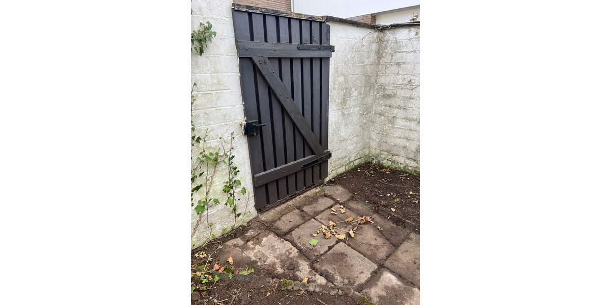 DUS, 4Zi. RMH, 110m² Wfl., 215m² Grd., Terr., Garten, Keller, Grg. 4 zimmer