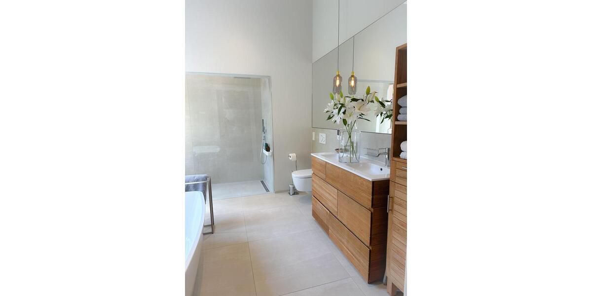 Westend-Juwel in Bestlage: Lichtdurchfluteter, kernsanierter Altbau mit Kamin, Stuckdecken, etc. 4 zimmer