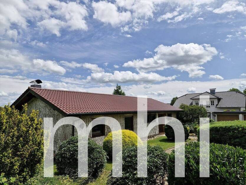 Much Hündekausen: Kleiner Bungalow mit 2 Garagen für die kleine Familie. 4 zimmer