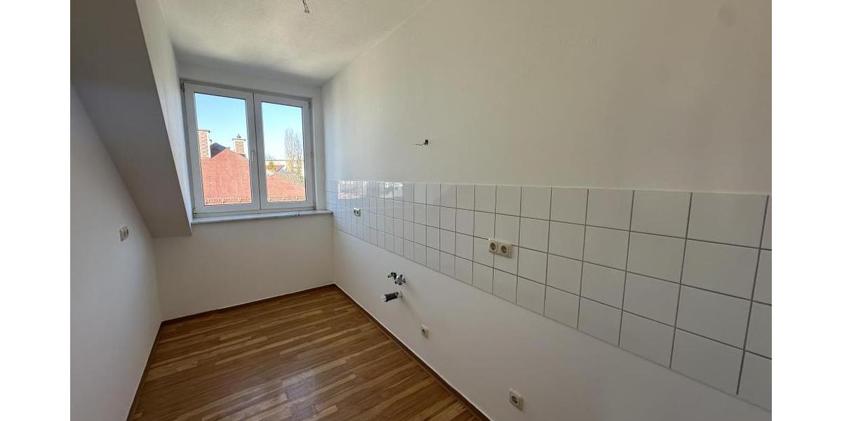 Sehr helle 2 Raum-Whg. mit Ausblick über die Stadt und Garage und *Bungalow auf dem Grundstück - Dachgeschoßwohnung Gera Ostviertel | Angebot:26334867