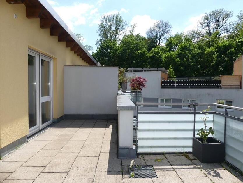 Elegant geschnittene 2 Zimmer Dachgeschoßwohnung im modernen Penthouse Stil. Verfügbar ab Sofort!