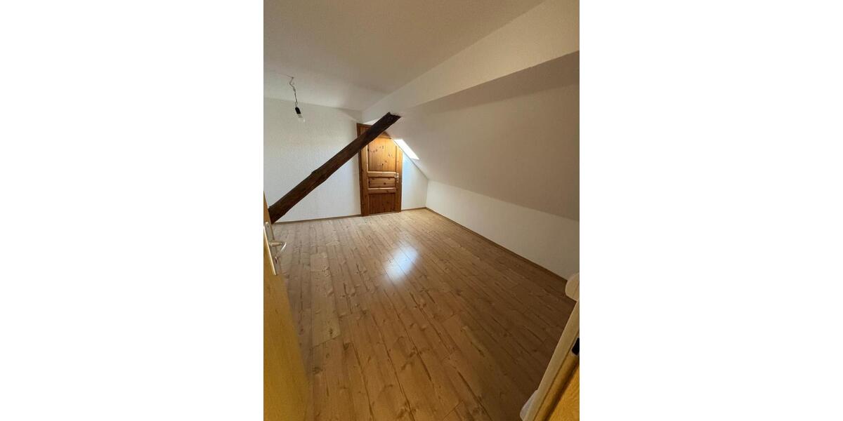 Dachgeschoßwohnung Teuchern - 5 Zimmer, 100 m&sup2;, 850&euro; | Angebot:26532602