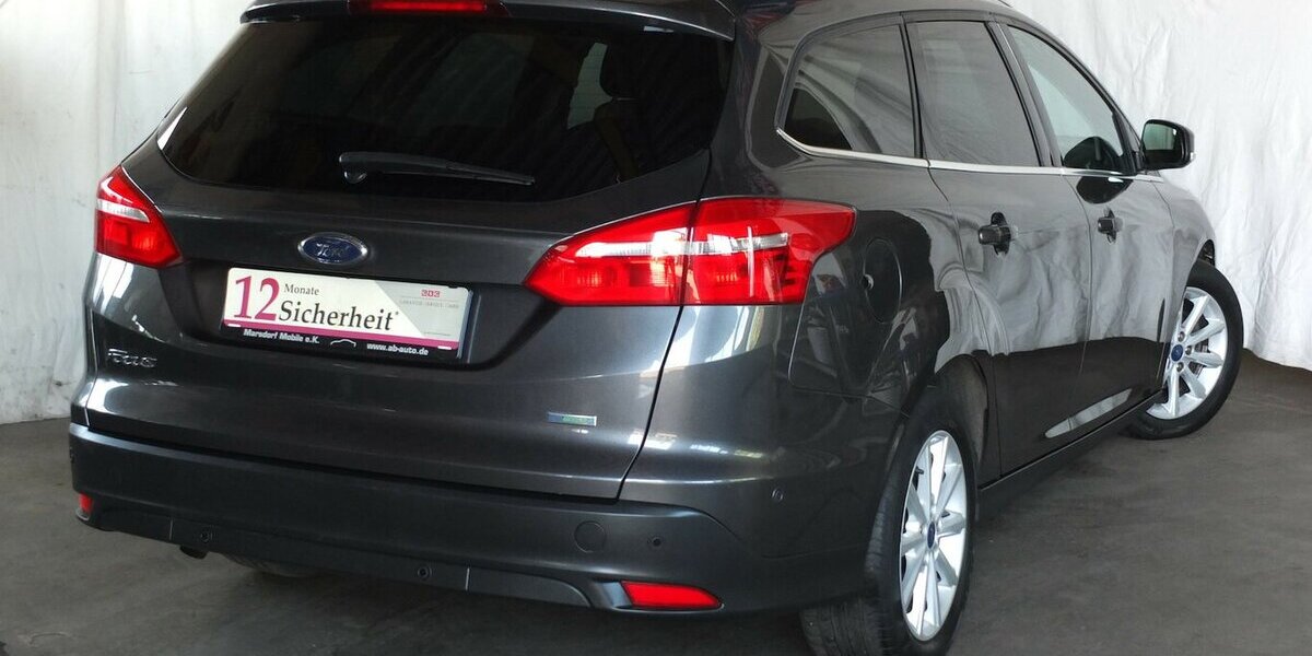Ford Focus TITANIUM WM26: NAVI KLIMAAUT EINPARKHILFE 134.288 km 6.998 &euro; Köln 50858