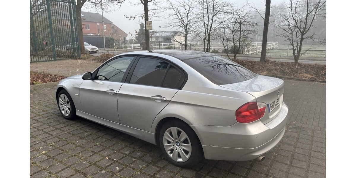 BMW 320 98.000 km 6.750 &euro; Gütersloh 33330