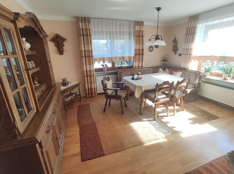 Einfamilienhaus mit Garage und Garten