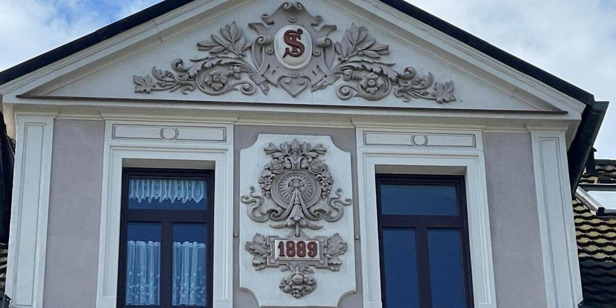 Zur ANLAGE: Komplett renoviert und modernisiert - mit Tageslichtbad, Balkon, Garage und Stellplatz! - Erdgeschoßwohnung Bärenstein Niederschlag | Angebot:26003489