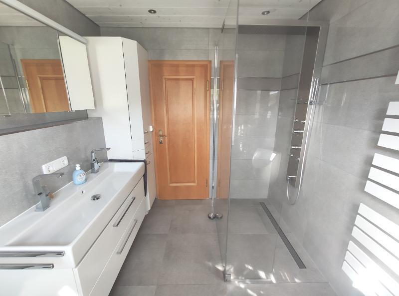 Zweifamilienhaus in Ortsrandlage mit Doppelgarage, Pool und gehobener Ausstattung 8 zimmer