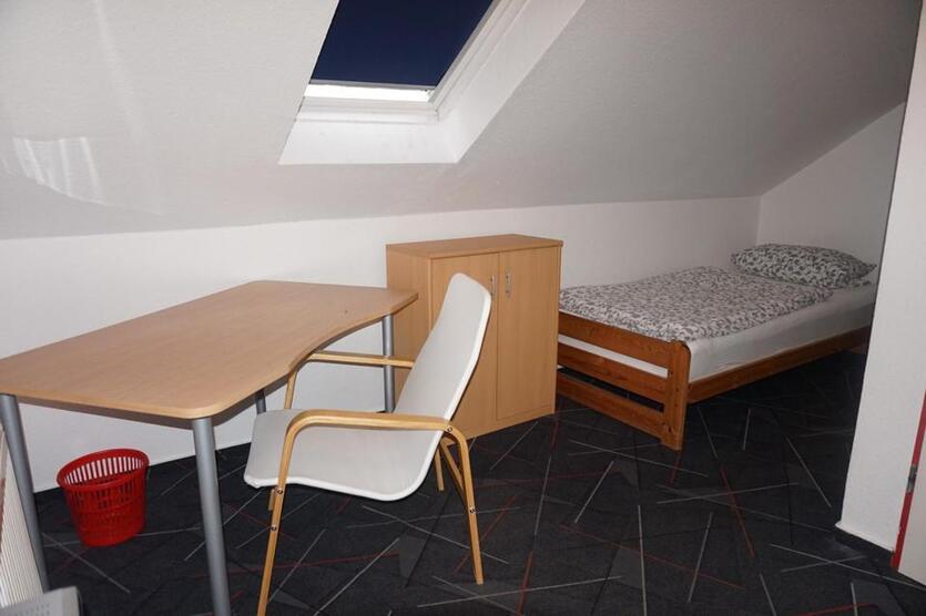 1-(2) Raum Wohnung, Warmmiete 290 Euro!