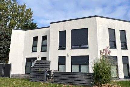 Freigezogenes modernes Doppelhaus mit Doppelcarport 6 zimmer