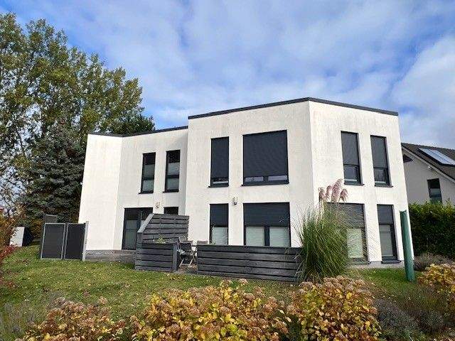 Freigezogenes modernes Doppelhaus mit Doppelcarport 6 zimmer