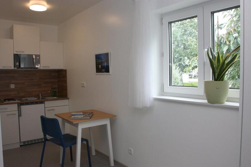 Voll möblierte, helle Wohnung in ruhiger Lage
