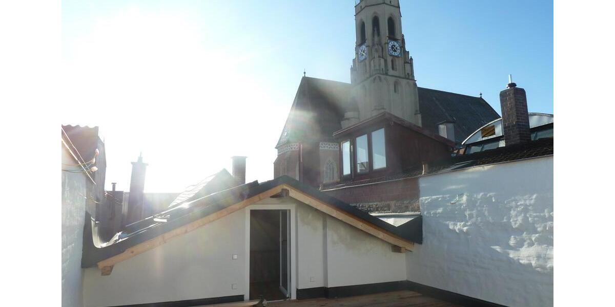 *Wunderschöner Altbau* Renovierte, großzügige Maisonettewohnung mit Dachterrasse in zentraler Lage 4 zimmer