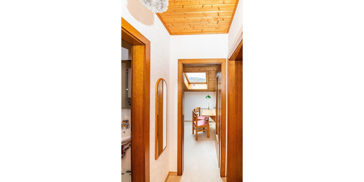 Gepflegtes Dachgeschoss mit Blick ins Grüne und Wohlfühlambiente - Dachgeschoßwohnung Neukirchen beim Heiligen Blut | Angebot:26770275