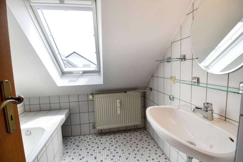 3 ZKB DG & 2 ZKB Souterrain Whg Sofort beziehbar Garage & 2 Stellplätze inkl 5 zimmer