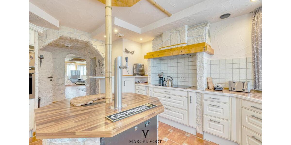 Großes Familienhaus mit Premium-Ausstattung und Vermietungsoption 8.5 zimmer