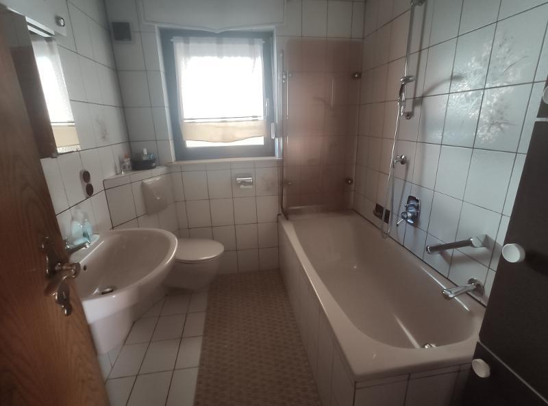 Einfamilienhaus mit Garage und Garten