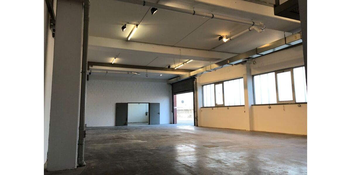 Verkehrsgünstige Lagerhalle m. Sanitärräumen, eigenem Tor und 2 Parkplätzen provisionsfrei - Gewerbeobjekt Remshalden | Angebot:22695774