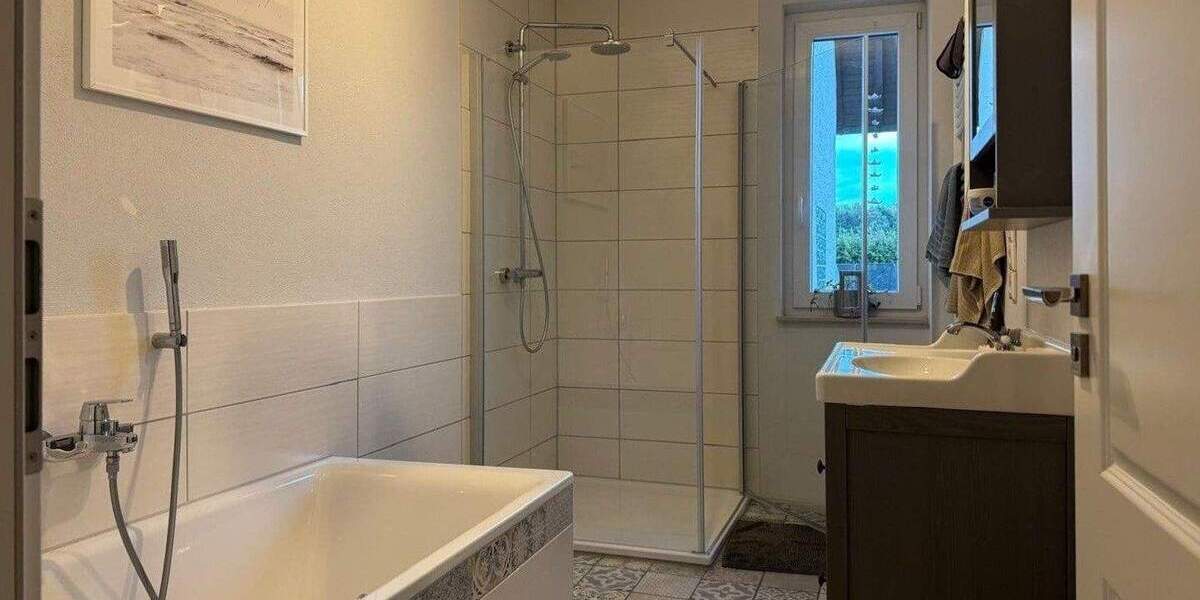 In Toplage - Saniertes großes Zweifamilienhaus mit parkähnlichem Garten und Platz für Ihre Autos... 8 zimmer