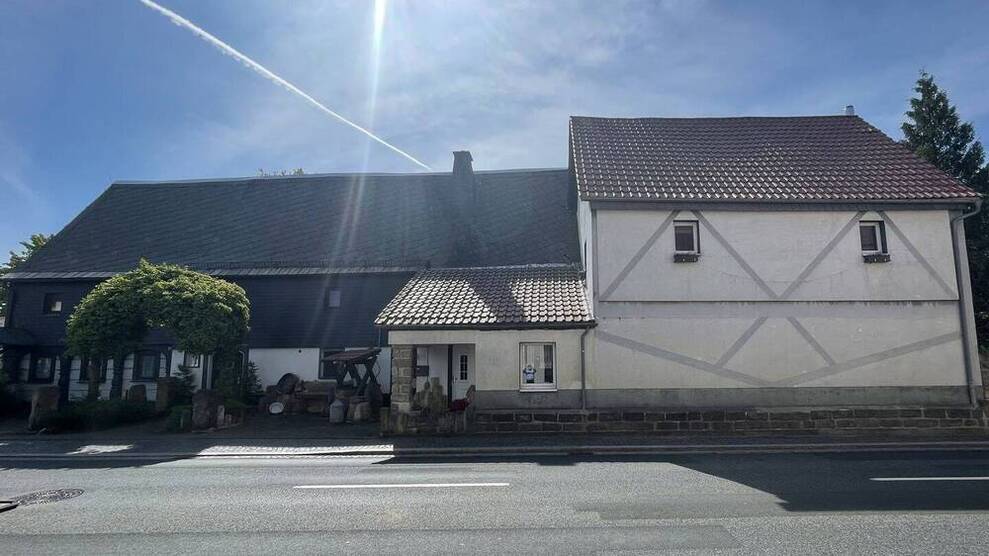 Gebäudeensemble im großer GarageHalle