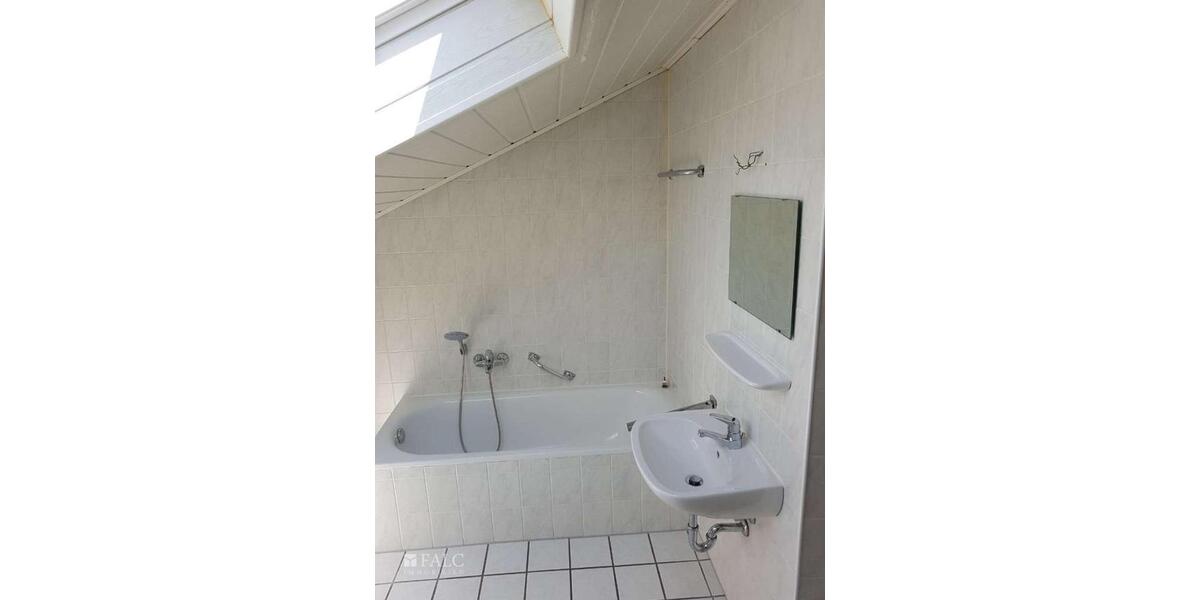 Freundliche Dachgeschosswohnung in zentraler Lage 3 zimmer