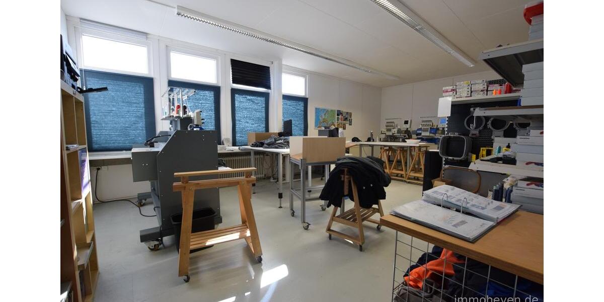 Büro-Gewerbeimmobilie, ebenerdig, vielseitig nutzbar, mit Parkflächen zimmer