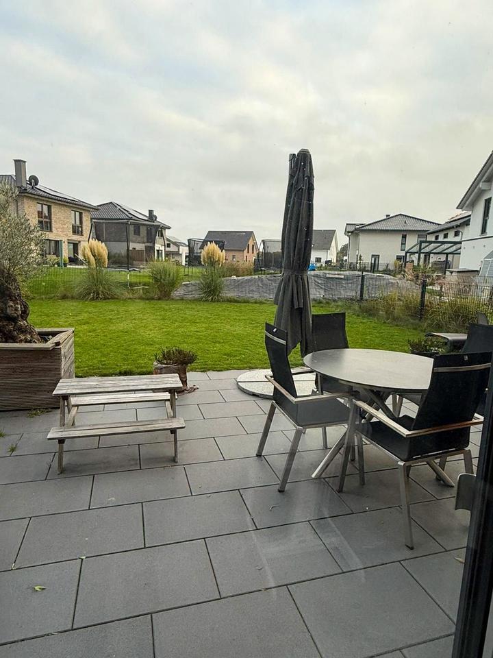 Moderne Doppelhaushälfte im Neubaugebiet mit Garten zimmer