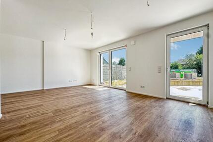 Erstbezug: barrierearme 3-Zimmerwohnung mit Terrasse & Garten