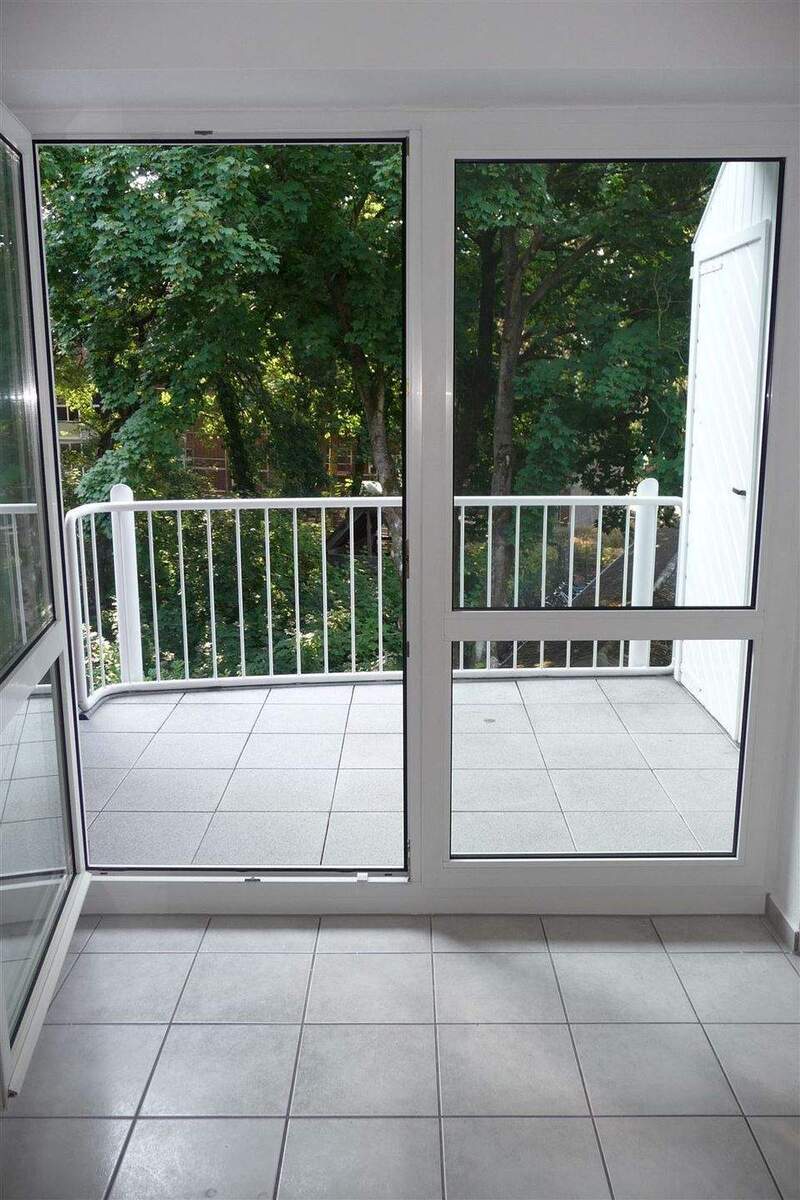 Hude-Süd: Renovierte 3-Zimmer-Maisonettewohnung mit Balkon und Carport 3 zimmer