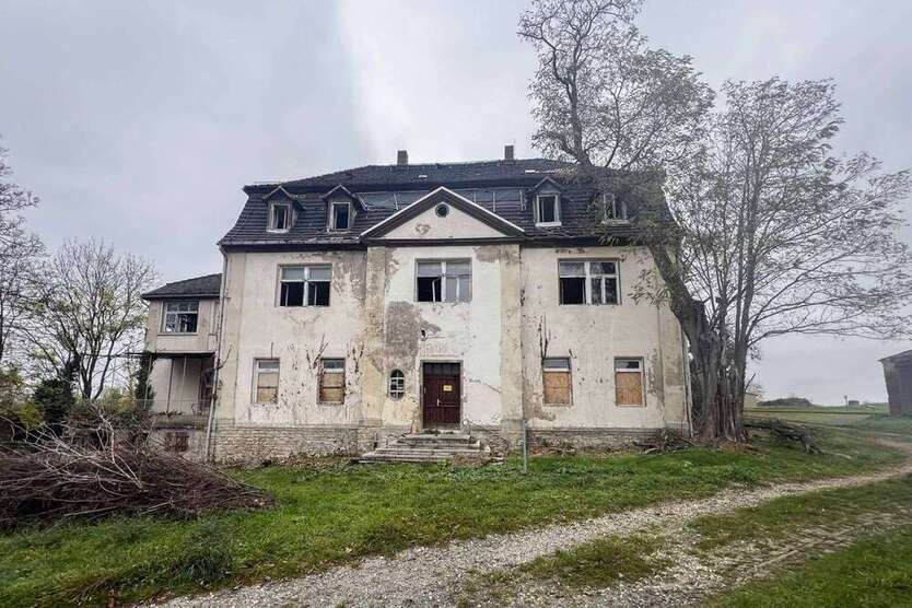 Haus zum Kaufen in Groitzsch 75.000 € 600.17 m²