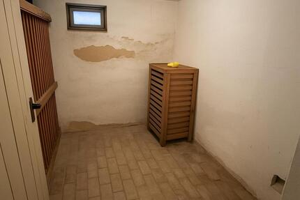Kellerraum mit Strom und Fenster zimmer