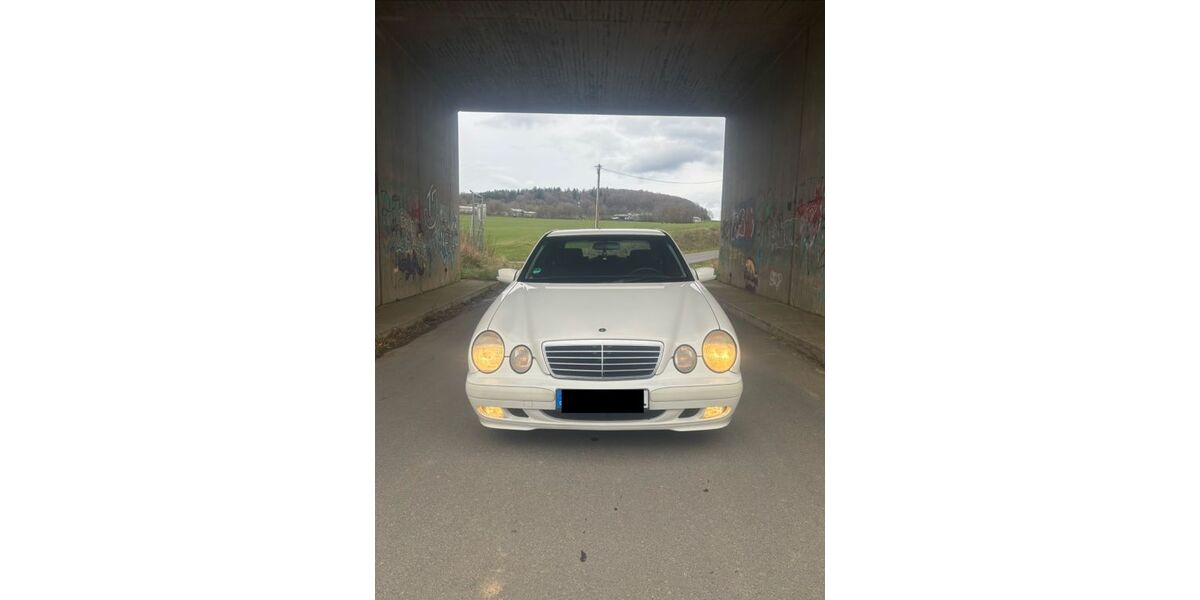 Mercedes-Benz E 200 242.524 km 3.200 &euro; Weibern 56745
